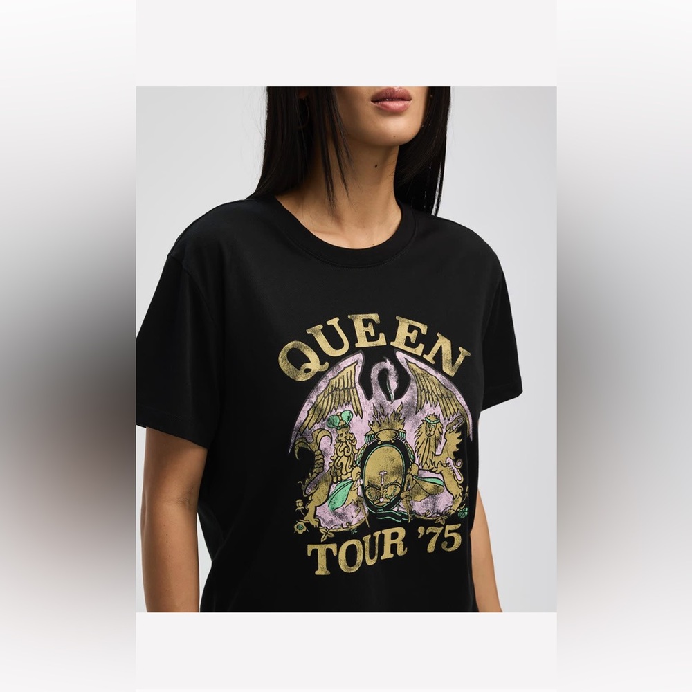 Queen Official Merch women’s Navy Crew neck T shirt Medium NWT Tour ‘75